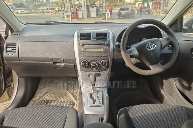 Toyota Corolla 2012 Gold