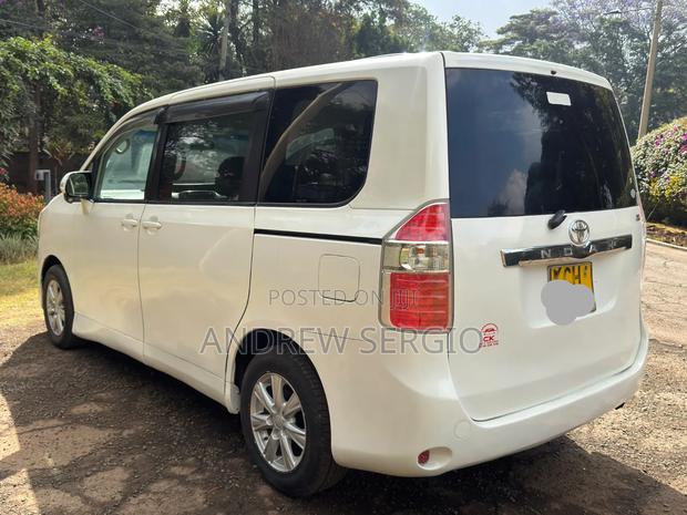 Toyota Noah 2010 White
