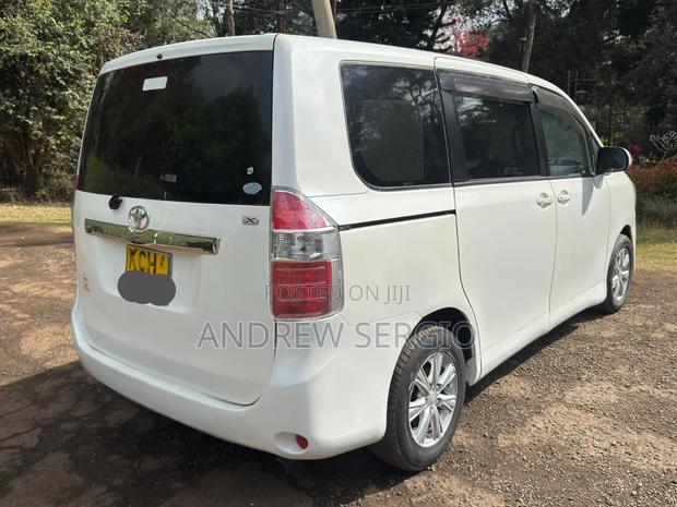 Toyota Noah 2010 White