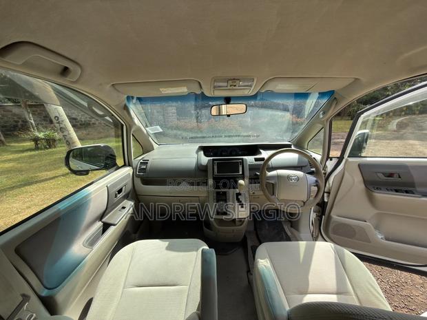 Toyota Noah 2010 White
