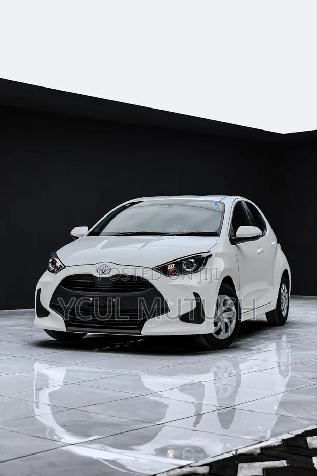 Toyota Yaris 1.5 Sedan LE 2020 White