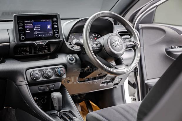 Toyota Yaris 1.5 Sedan LE 2020 White
