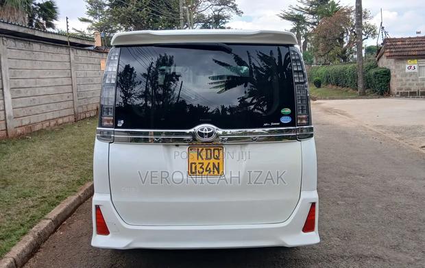 Toyota Voxy 2017 White