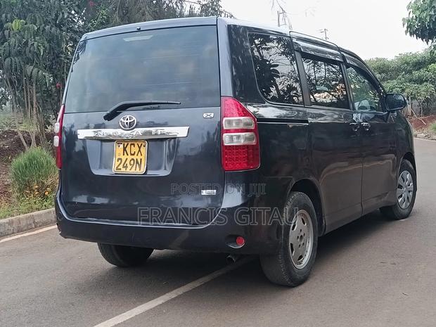 Toyota Noah 2012 Gray