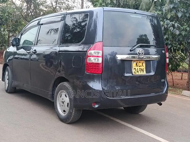 Toyota Noah 2012 Gray