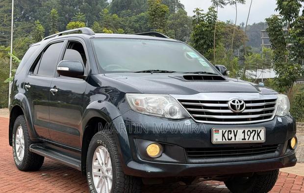 Toyota Fortuner 2013 Black