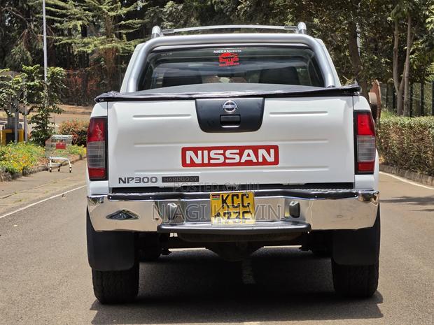 Nissan Hardbody 2014 White