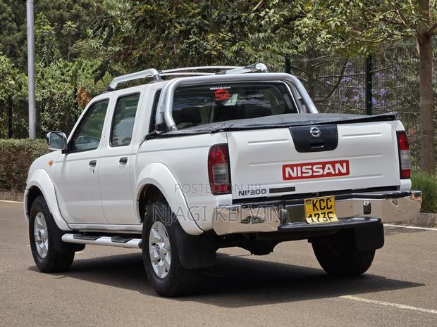 Nissan Hardbody 2014 White