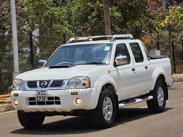 Nissan Hardbody 2014 White