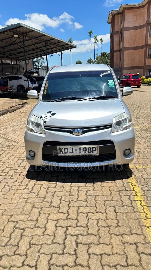 Toyota Sienta 1.5 FWD 2015 Silver