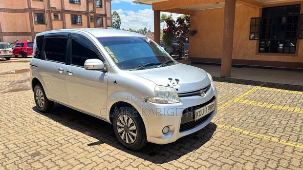 Toyota Sienta 1.5 FWD 2015 Silver