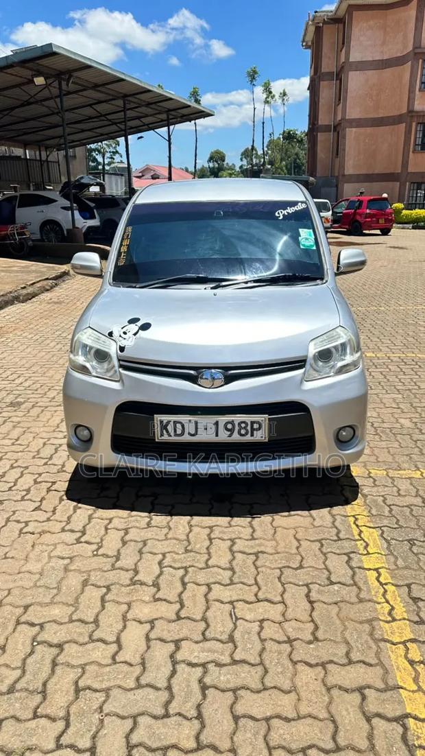 Toyota Sienta 1.5 FWD 2015 Silver