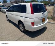 Toyota ISIS 2012 White for sale