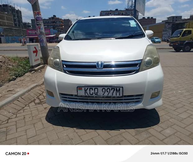 Toyota ISIS 2012 White