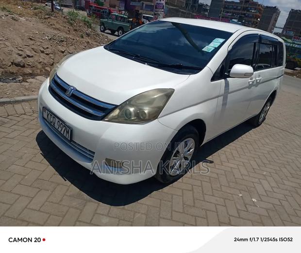 Toyota ISIS 2012 White