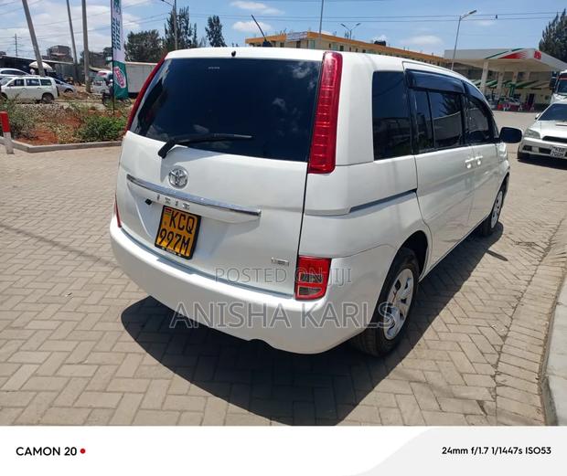Toyota ISIS 2012 White