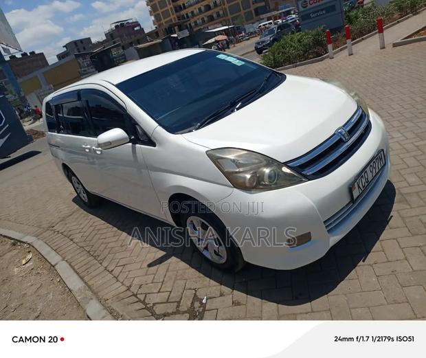 Toyota ISIS 2012 White