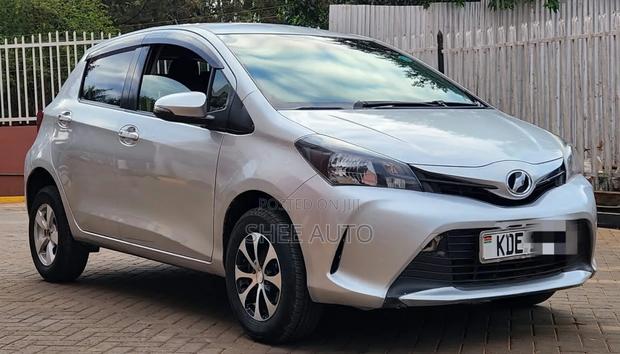Toyota Vitz 2015 Silver