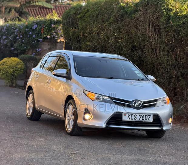 Toyota Auris 2012 Silver