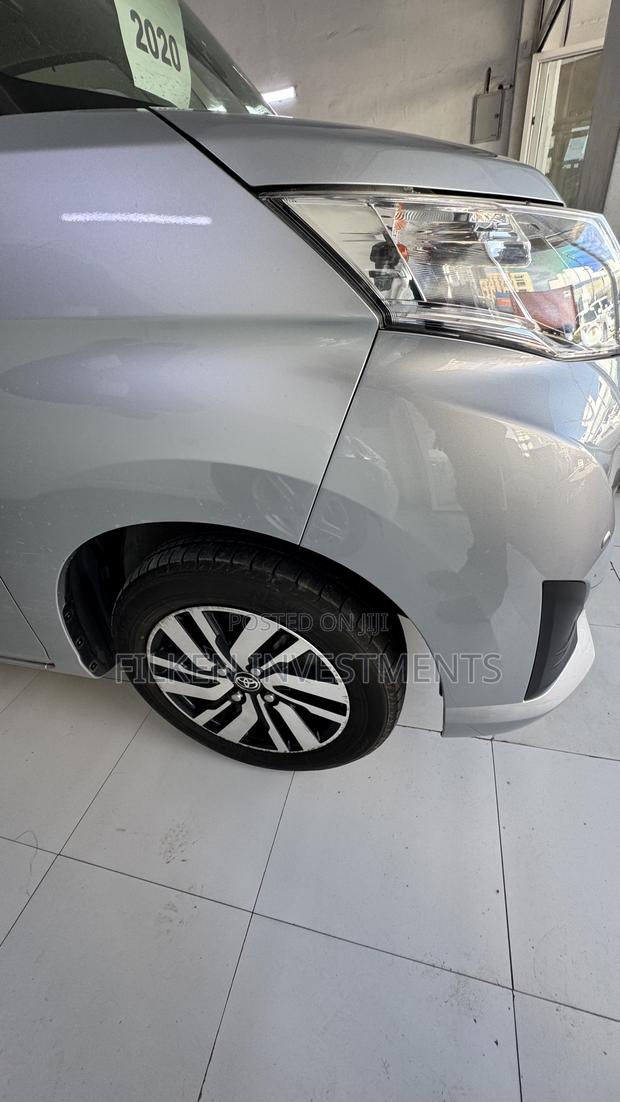 Toyota Roomy 1.0 FWD 2021 Silver