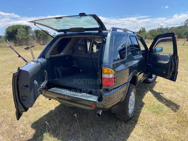 Isuzu Trooper 2000 Gray