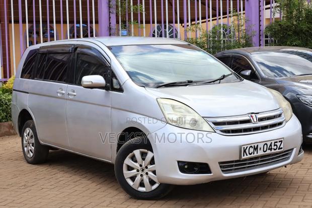 Toyota ISIS 2010 Silver