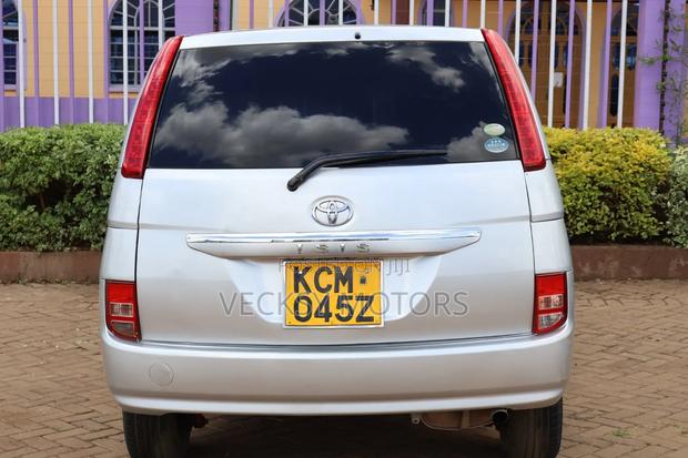 Toyota ISIS 2010 Silver