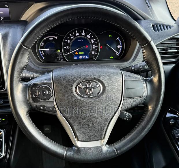 Toyota Noah 1.8 FWD Hybrid (7 seater) 2019 White