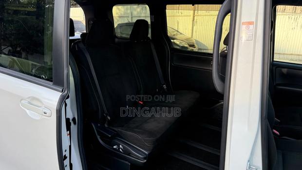 Toyota Noah 1.8 FWD Hybrid (7 seater) 2019 White