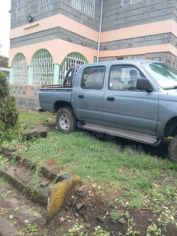 Toyota Hilux 2.5 Cab 2005 Gray
