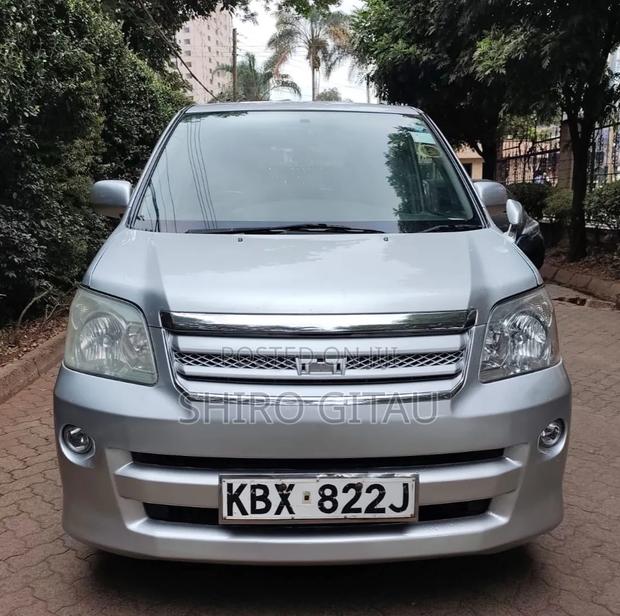 Toyota Noah 2.0 FWD (8 Seater) 2006 Silver