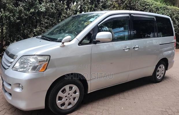 Toyota Noah 2.0 FWD (8 Seater) 2006 Silver
