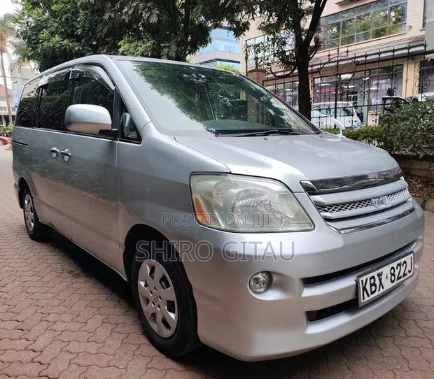 Toyota Noah 2.0 FWD (8 Seater) 2006 Silver