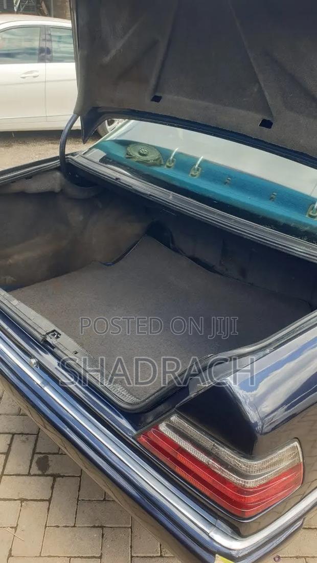 Mercedes-Benz E200 1990 Blue