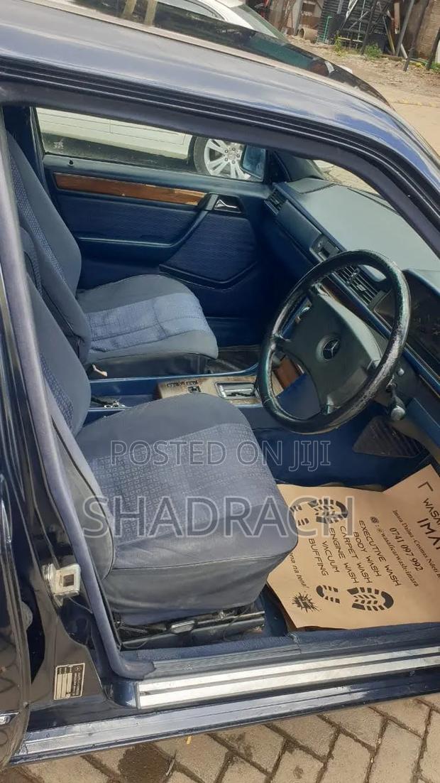 Mercedes-Benz E200 1990 Blue