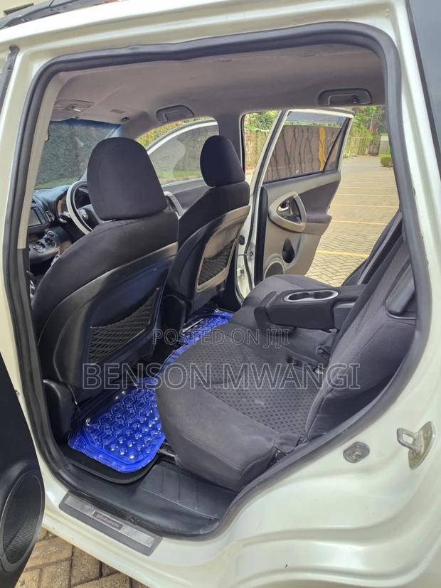 Toyota Vanguard 2010 White