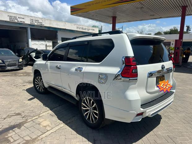 Toyota Land Cruiser Prado 2017 White