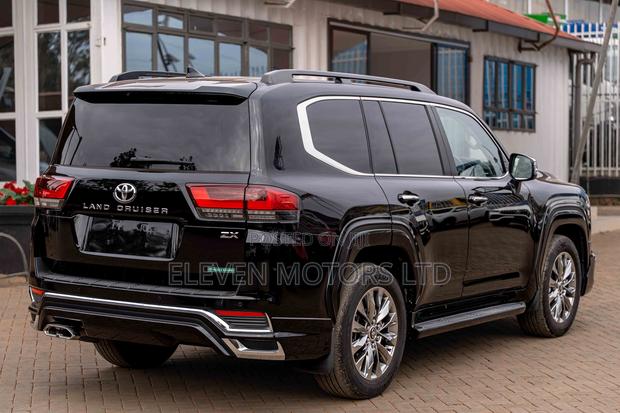 Toyota Land Cruiser LC300 2023 Black