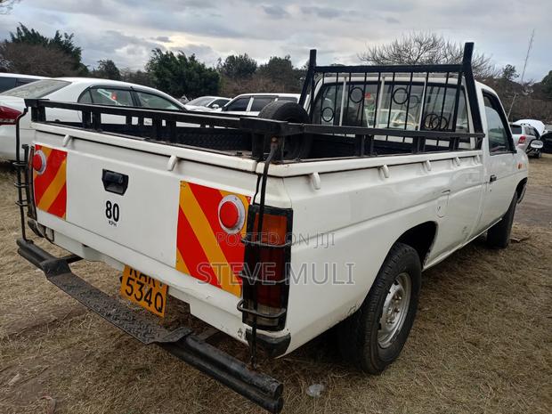 Nissan Pick-Up 1997 White