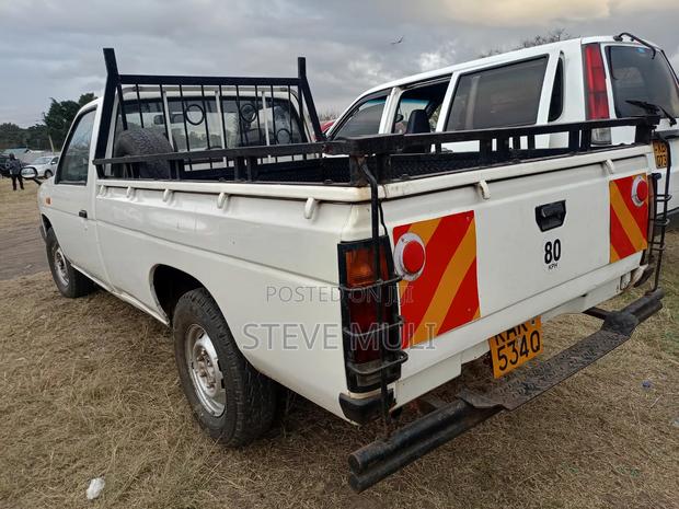 Nissan Pick-Up 1997 White