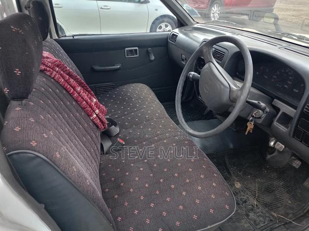 Nissan Pick-Up 1997 White