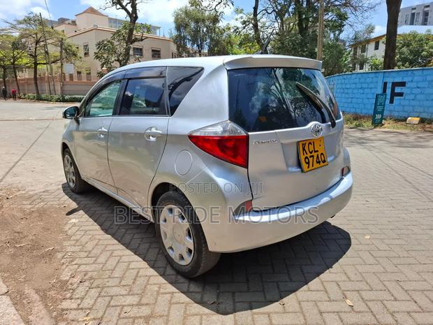 Toyota Ractis 1.3 FWD 2011 Silver