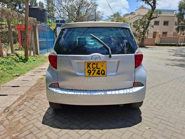 Toyota Ractis 1.3 FWD 2011 Silver