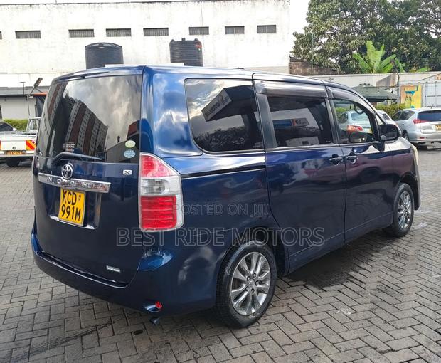 Toyota Noah 2.0 158hp FWD (8 Seater) 2009 Blue
