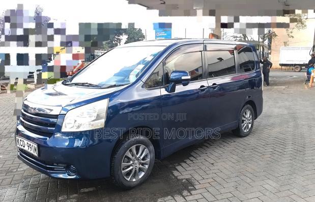 Toyota Noah 2.0 158hp FWD (8 Seater) 2009 Blue