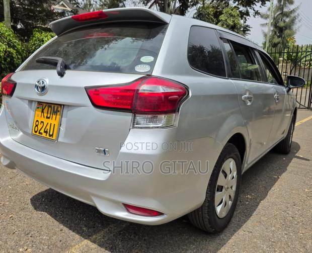 Toyota Corolla Fielder 1.5 Hybrid FWD 2017 Silver