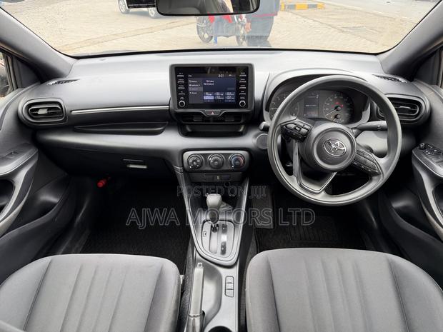Toyota Yaris 1.5 Sedan L 2020 Maroon