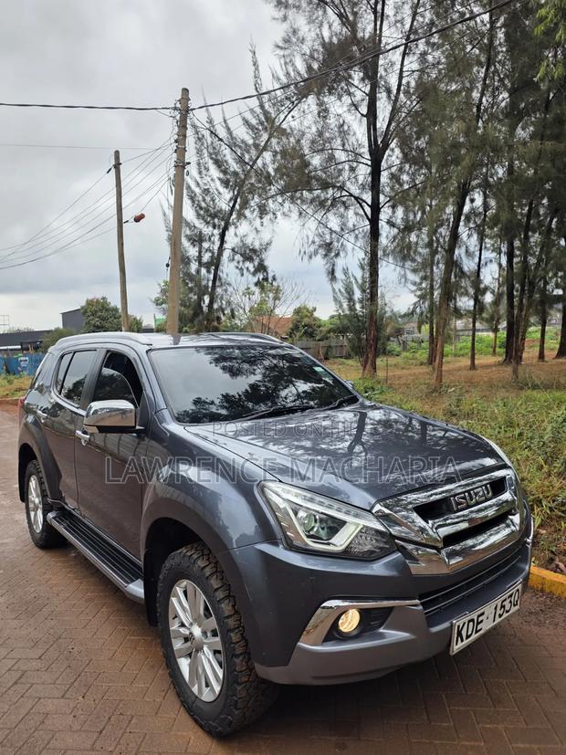 Isuzu MU-X 2021 Gray