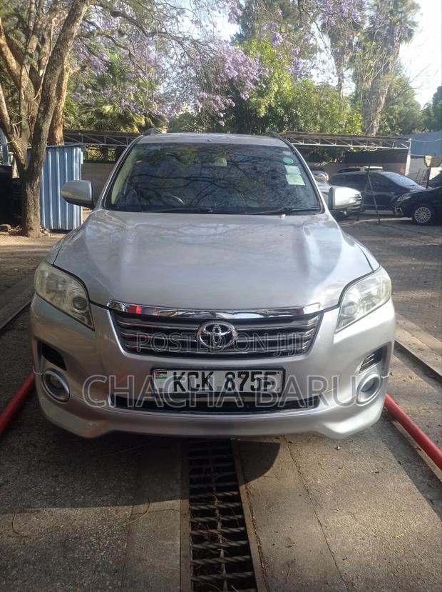 Toyota Vanguard 2010 Silver