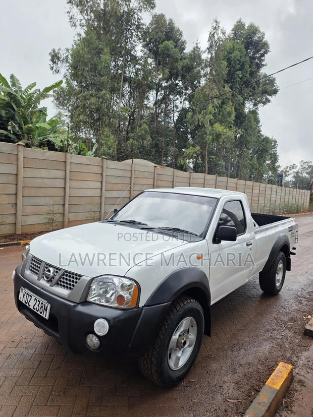 Nissan Hardbody 2012 White